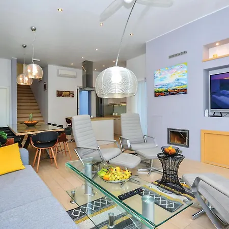 Gorgeous In Slatine With Wifi Trogir