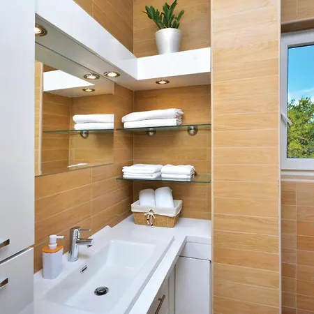 Gorgeous In Slatine With Wifi Trogir