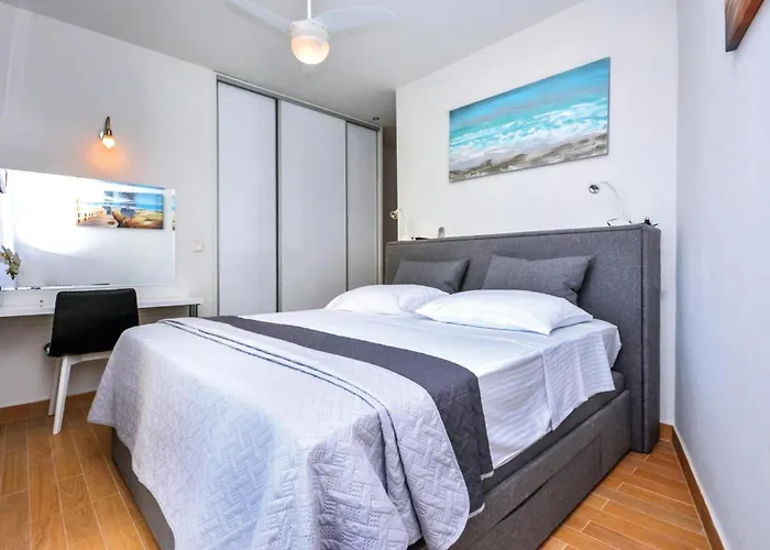 Gorgeous In Slatine With Wifi Hébergement de vacances Trogir