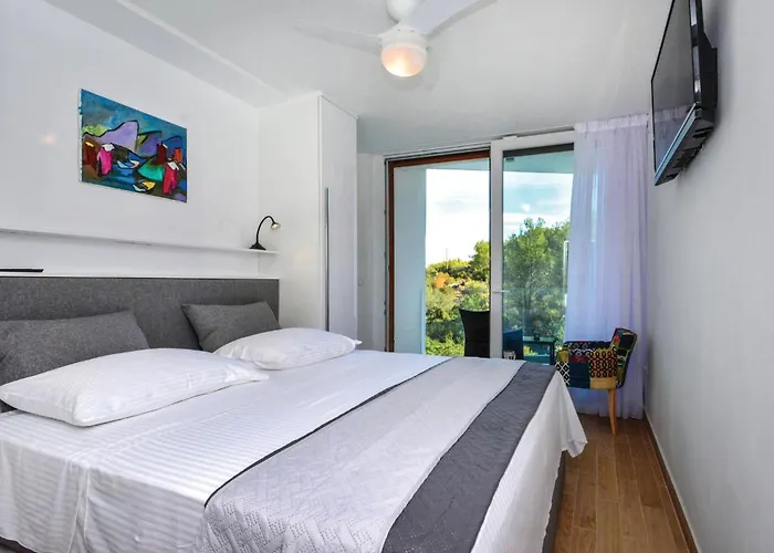 Gorgeous In Slatine With Wifi Hébergement de vacances Trogir